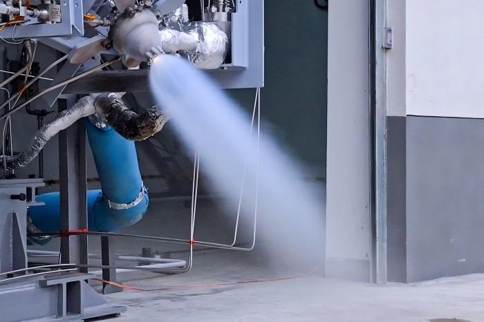 “猛犸一号”发动机富氧预燃室点火试验现场；图片来源@星梭科技