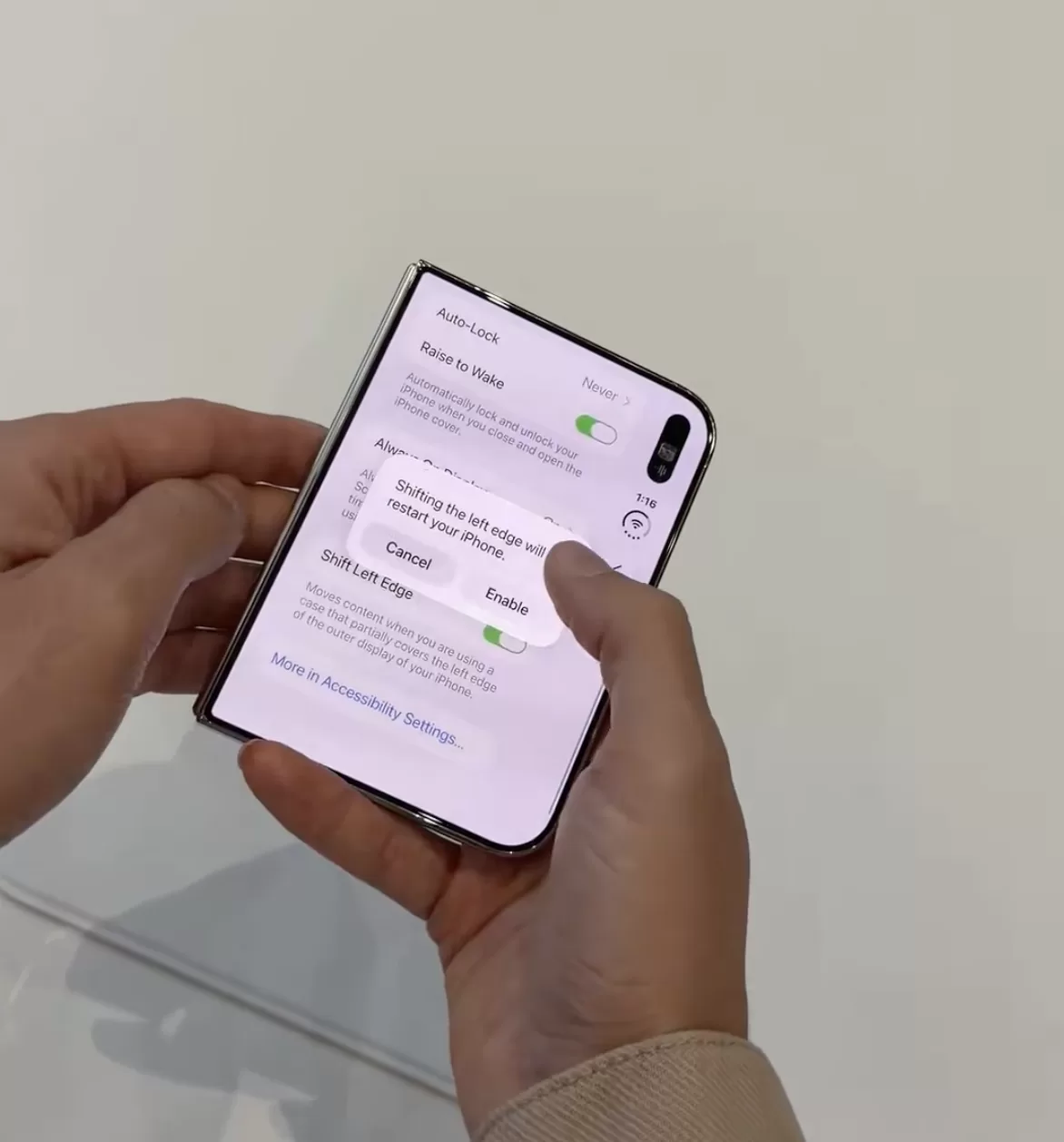 苹果 iPhone Duo 手机新增“Shift Left Edge”功能:开启后加粗左黑边,解决保护壳轻微遮挡外屏问题