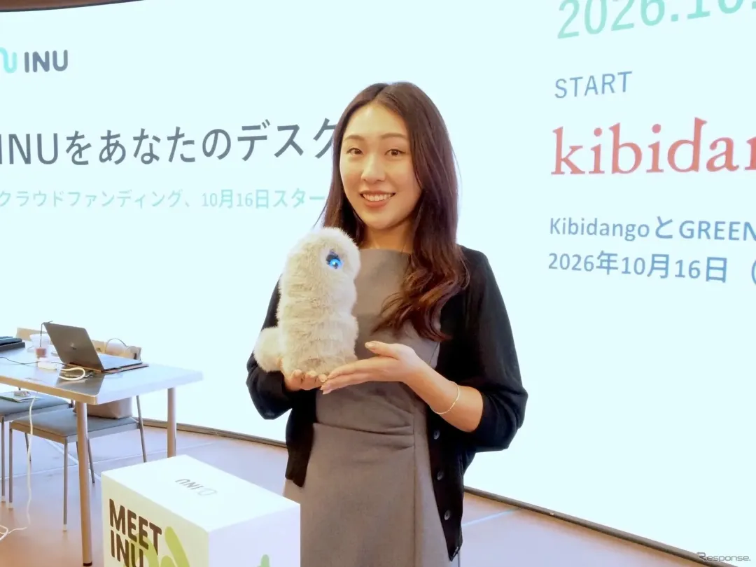Ludens AI 的宠物机器人 INU,以及 Ludens AI 的首席执行官兼首席营销官山本